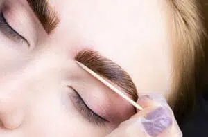 کاشت ابرو به چه کسانی توصیه نمیشود